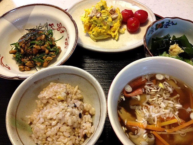 おかひじきと納豆の和え物、かぼちゃのサラダ、きゅうりとわかめの酢の物、玄米ごはん、野菜スープ