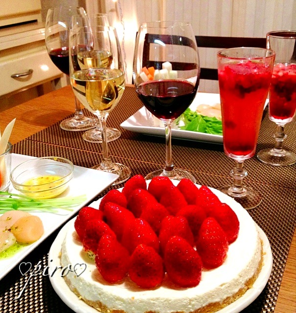 🍓苺のチーズケーキ レッドフルーツの白ワインカクテル 🍓 strawberry cheesecake. Red fruit cocktail of white wine.