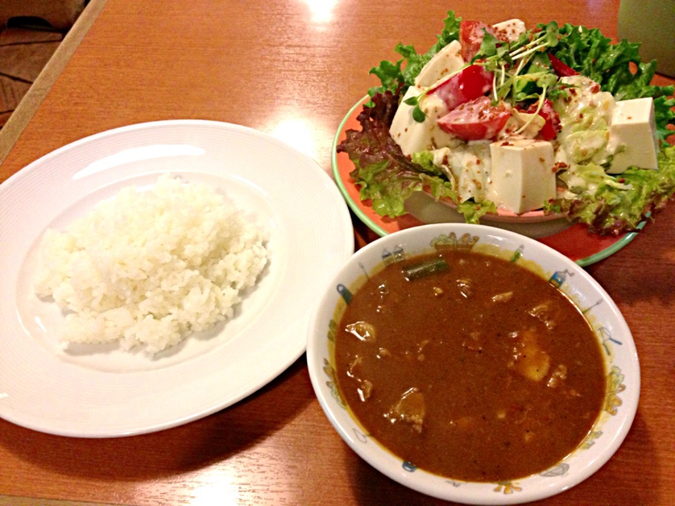 ポークカレーと豆腐サラダ