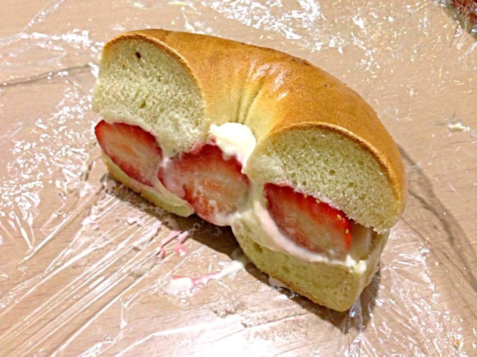 Strawberry Cream Cheese Bagel/chan mitsu | SnapDish[スナップディッシュ] (ID:OqfK8a)