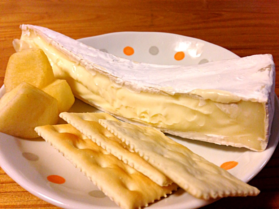 ブリーチーズ、クラッカー、アップル(*^_^*)チーズ大好き