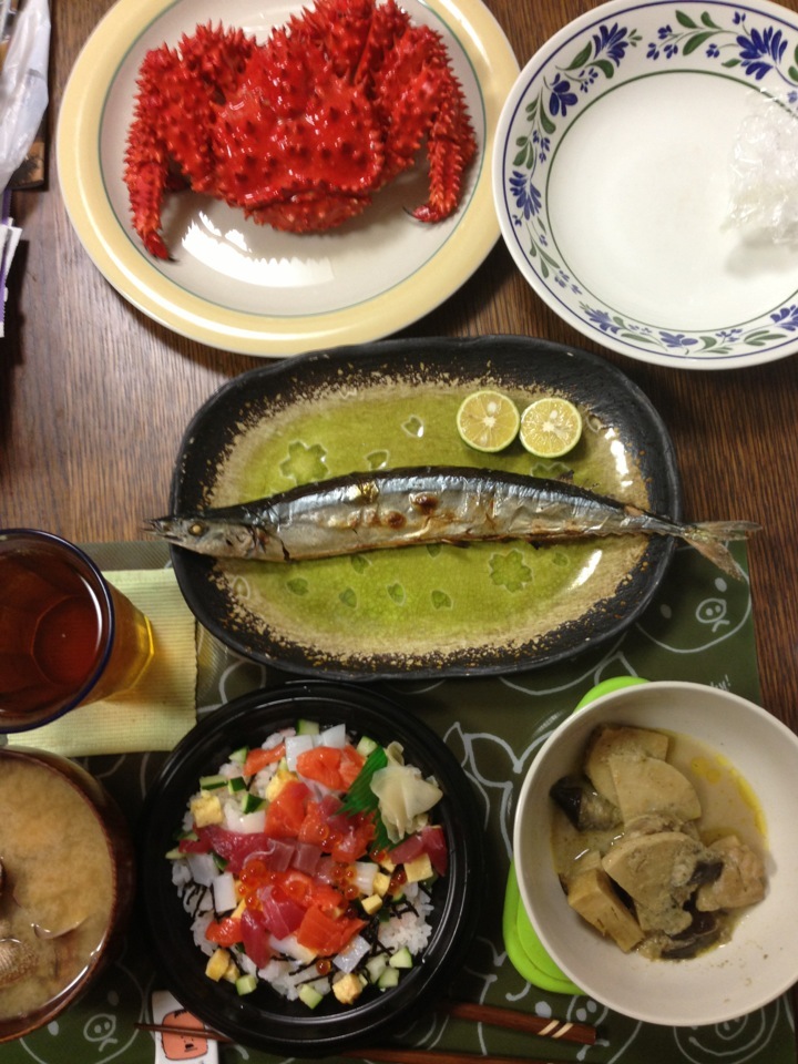 花咲カニ、新秋刀魚、グリーンカレー、いつもの海鮮丼、アサリの味噌汁