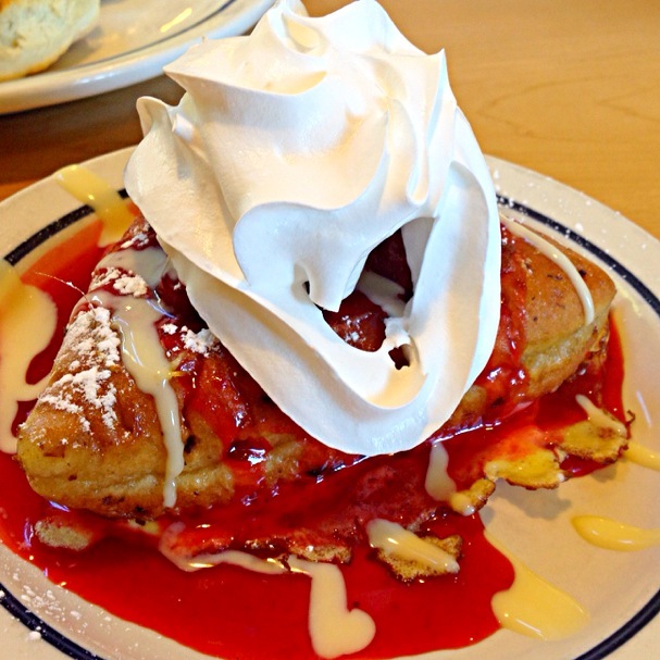 iHop strawberry stuffed french toast/Cloudy G | SnapDish[スナップディッシュ] (ID