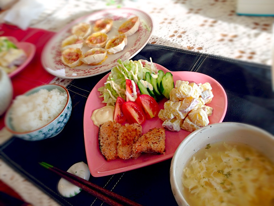 鮭のパン粉焼き 付け合わせサラダ サツマイモのマヨサラダ 餃子の皮の簡単キッシュ 卵スープ ご飯 Sho Snapdish スナップディッシュ Id Vlj41a