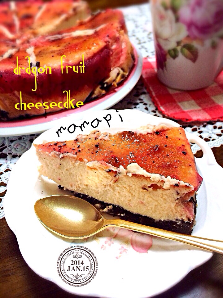 文旦チーズケーキのレシピで今度はドラゴンフルーツを使ってのチーズケーキに挑戦 なんて美味しいの 下地は今回はオレオのストロベリーにしました Katumi Uehara Snapdish スナップディッシュ Id Abkhra