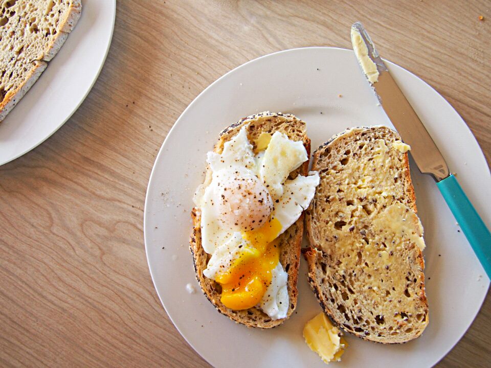 オーストラリアの朝ごはん。ポーチドエッグをパンの上に落とすのです。