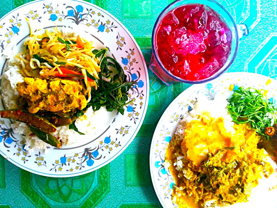 マレーシア、クアラ・ルンプールの屋台ご飯。手で食べるとまたひと味違います。