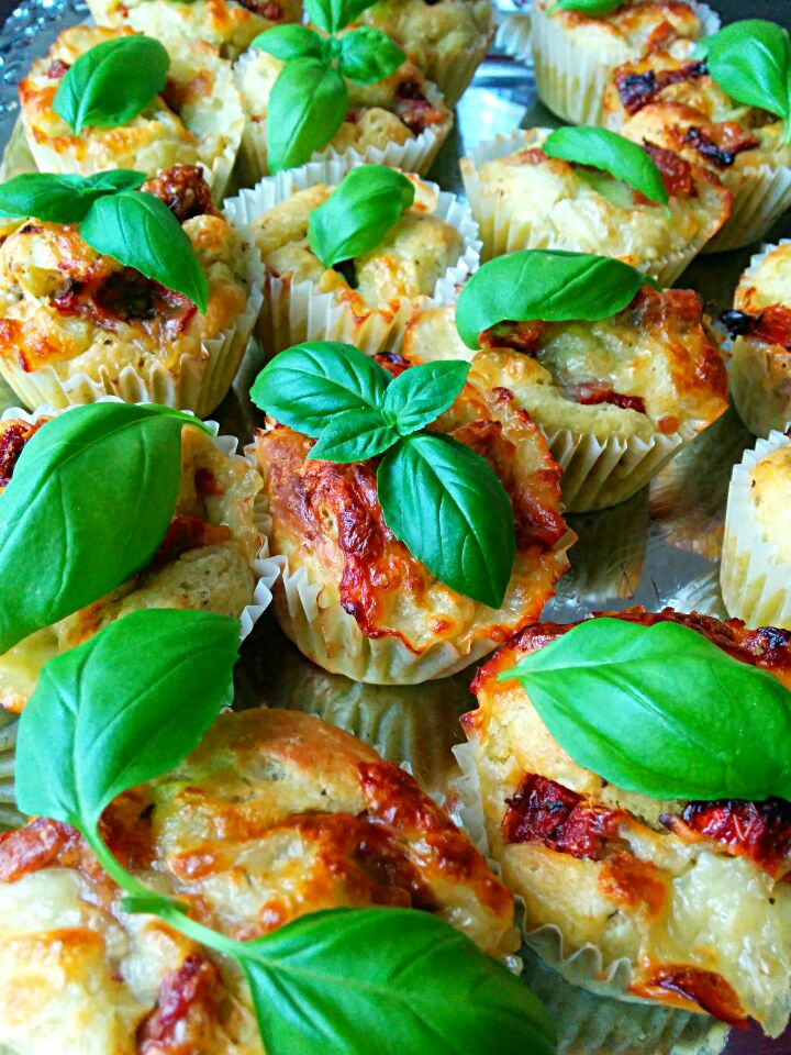 basil pesto muffins with dryed tomatoes and mozzarella/LucieFood ...