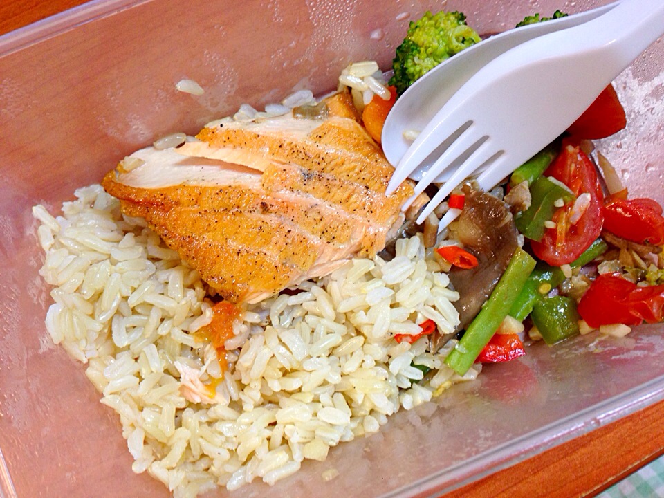 grilled-salmon-on-brown-rice-with-mixed-veg-hurul-snapdish