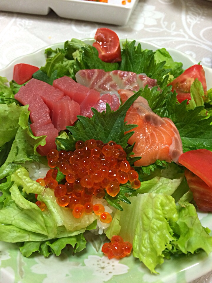 野菜たっぷりの海鮮丼！ごまベースのタレで。