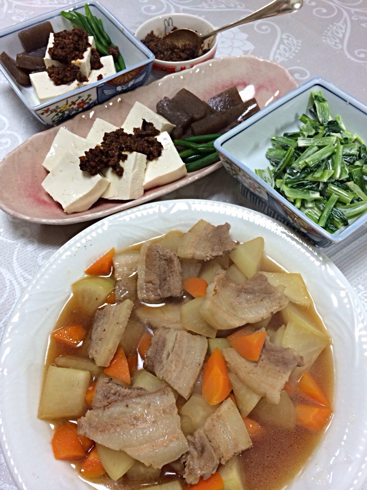 豚バラ大根、豆腐の肉みそかけ、小松菜サラダ。