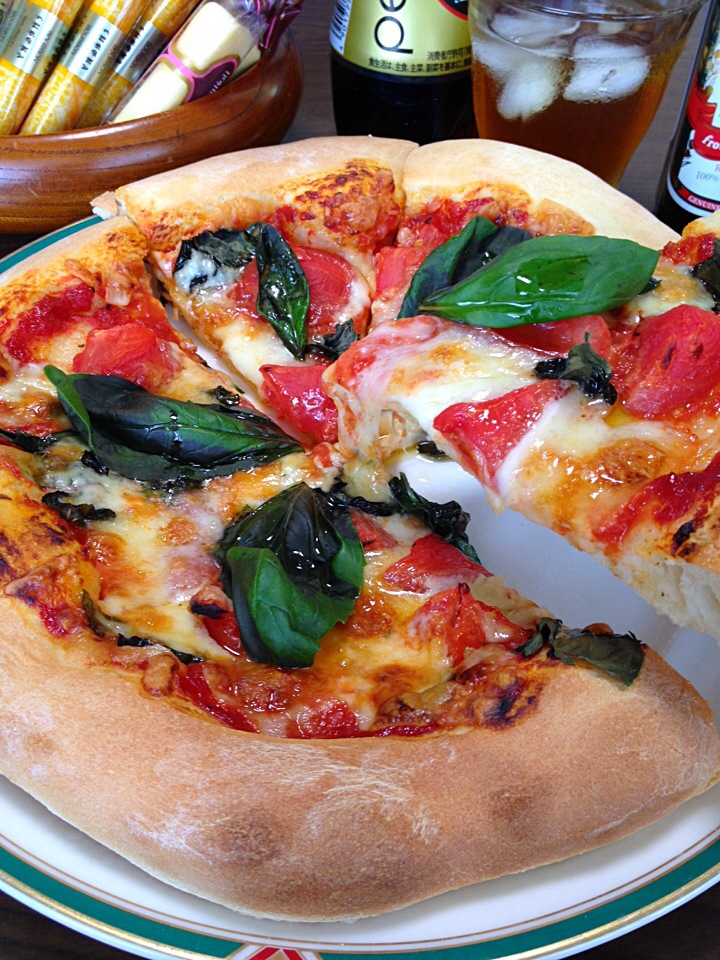 マルゲリータです。トマト＆もっちりチーズをバジルの薫りが包み込んで♪♪大好きピザの１品☆
