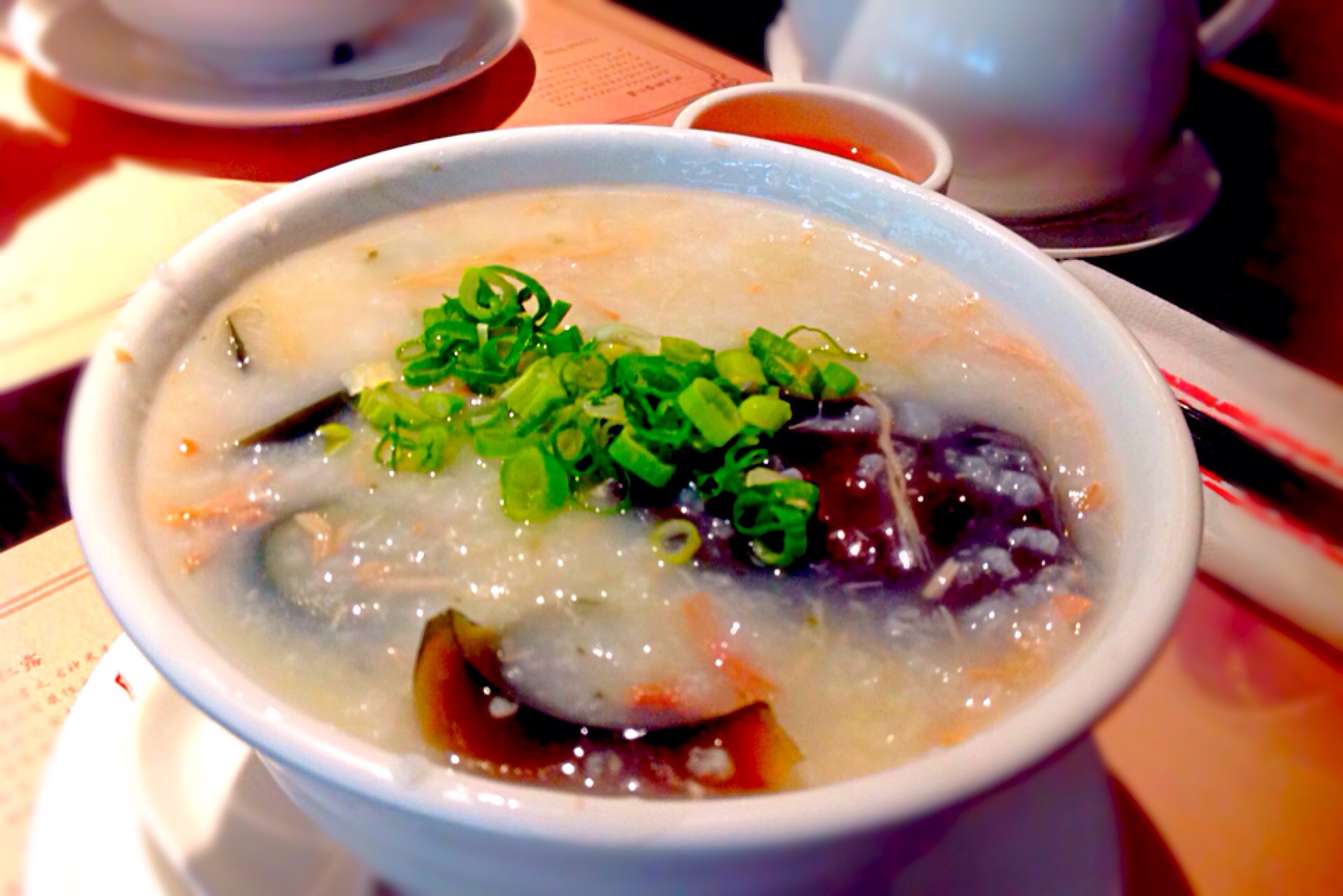 台湾の朝食😋 ピータンお粥 ＆ 烏龍茶