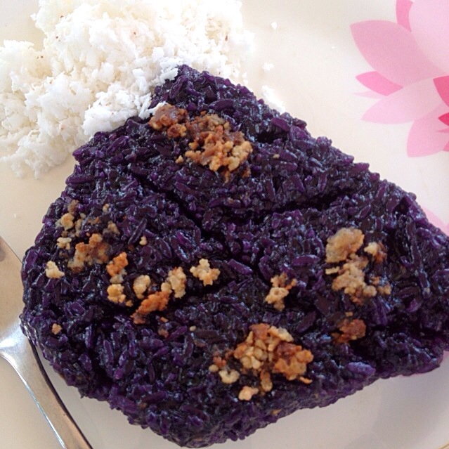 ビコーと言うフィリピンのスイーツ もち米とココナツミルクを練った感じ 今回の物はさらにウベ芋を混ぜて紫色になってます/Kenny Hirai ...