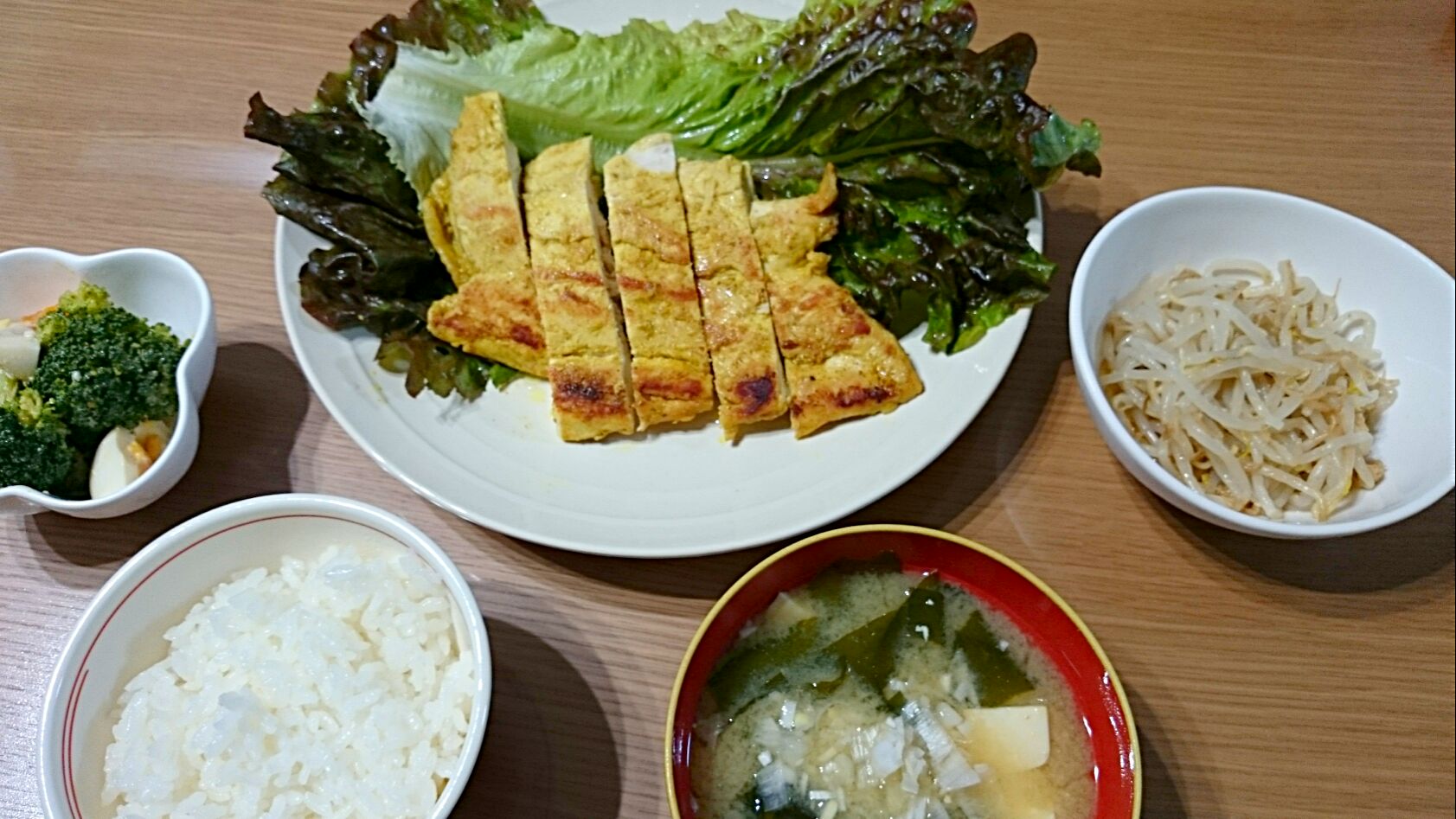 鶏むね肉のカレーマヨタンドリー ブロッコリーと卵のオイマヨサラダ もやしのナムル わかめと豆腐の味噌汁 ご飯 とったん Snapdish スナップディッシュ Id Cq1n1a