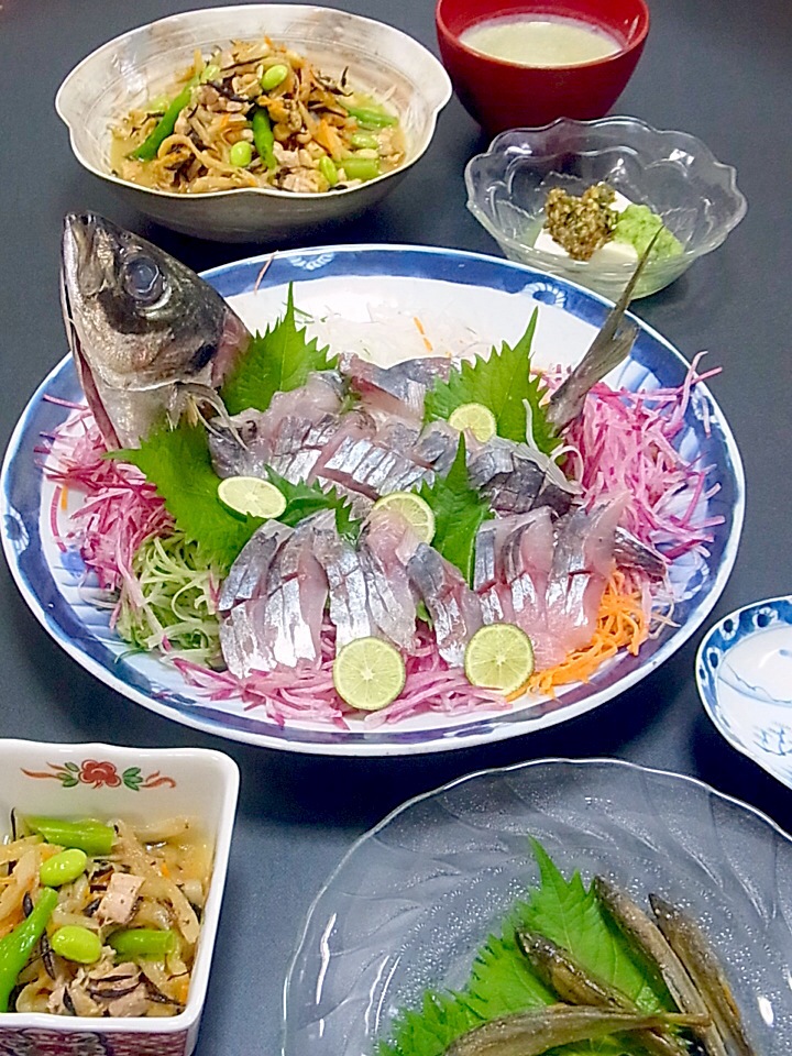 今晩は 鯵の酢ジメ 姿造り 若鮎塩焼き 蓼酢 豆腐と旨いだしの緑酢 切り干し大根の五目煮 ひじき 人参 牛蒡 椎茸 鶏肉 油揚げ 枝豆 いんげん 枝豆のすり流し ご飯仕事帰りに出会った島根県産の大きめの鯵が安い 横にいた若鮎君連れ帰り 何だかご馳走 ツマに 紅くるり