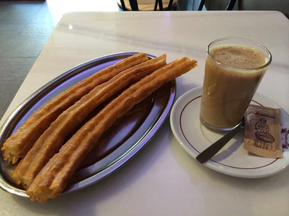 スペインの朝食太いチュロスとカフェコンレチェ Cocoa Snapdish スナップディッシュ Id Atrdqa