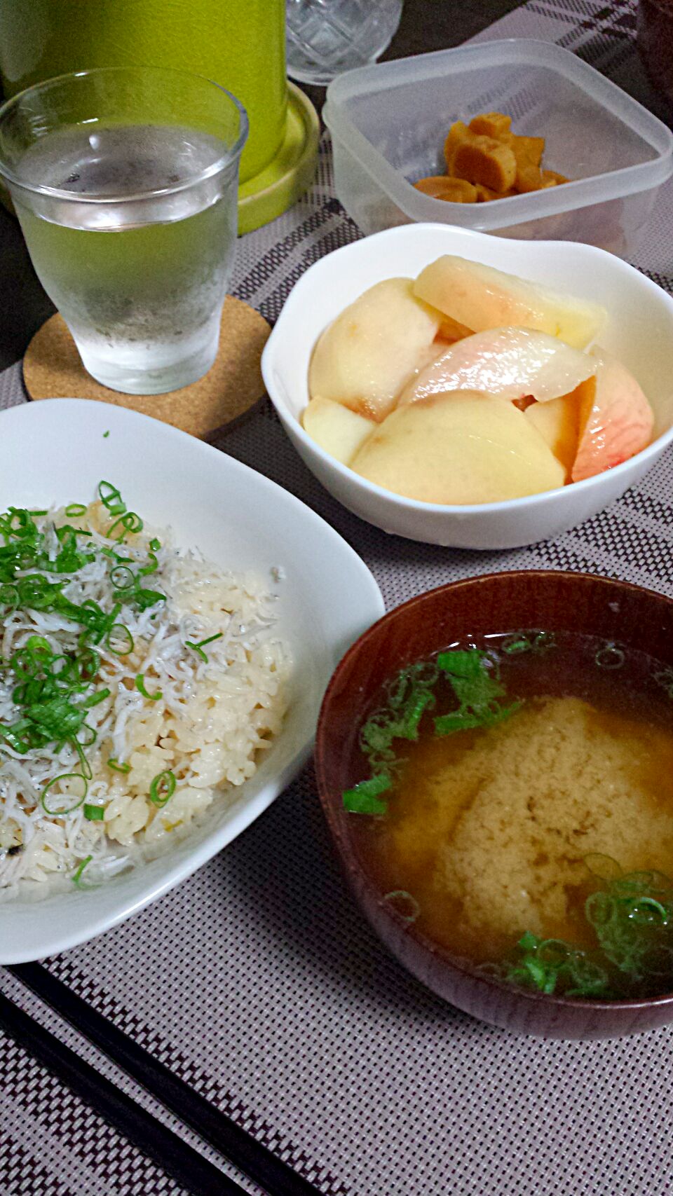 アサリの炊き込みご飯にしらすトッピング かじめのお味噌汁 冷たく冷やした桃 三宅章人 Akihito Miyake Snapdish スナップディッシュ Id Dafy9a