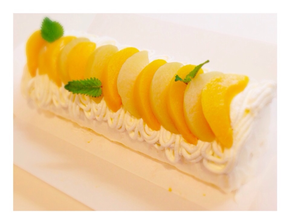 白桃と黄桃のロールケーキのバースデーデコレーション Kimiko Snapdish スナップディッシュ Id Xef00a