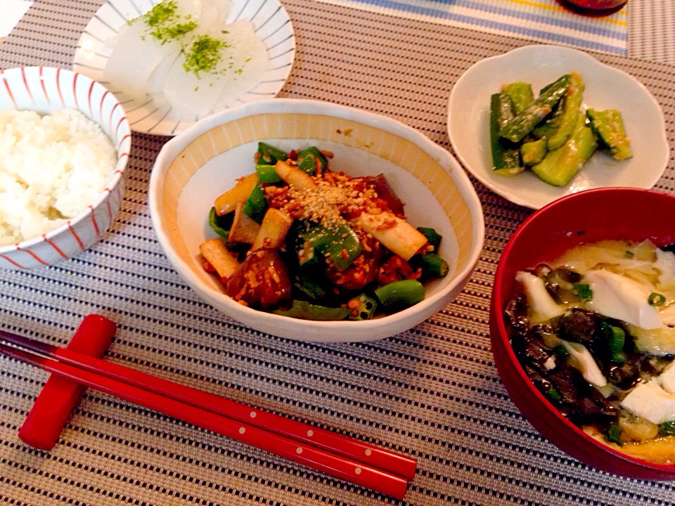 ナス ピーマンのめんつゆとろ炒め 刺身こんにゃく 卵と油揚げ ワカメの味噌汁 まろ Snapdish スナップディッシュ Id Hnvgda