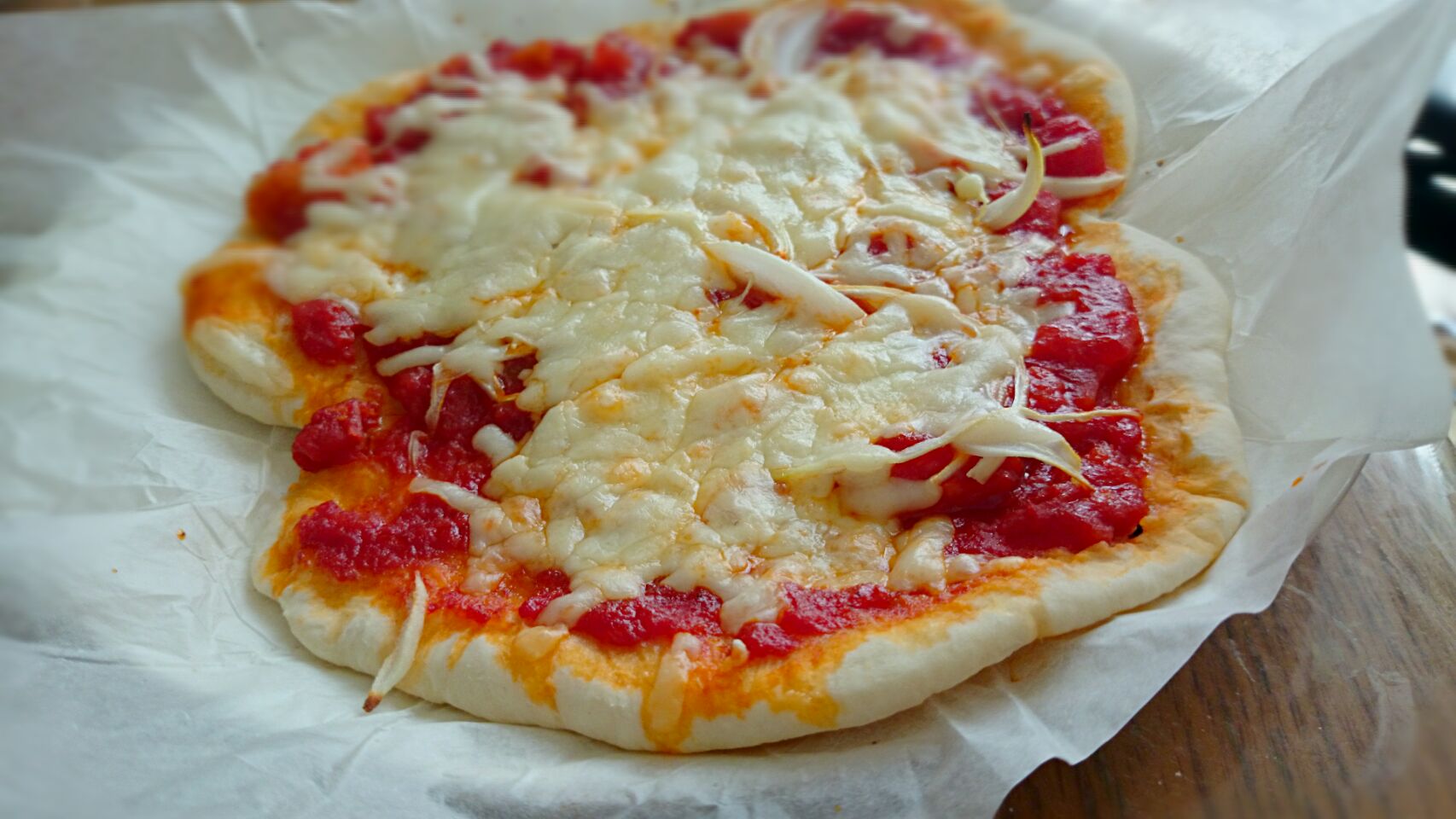 手作りトマトソースのピザ