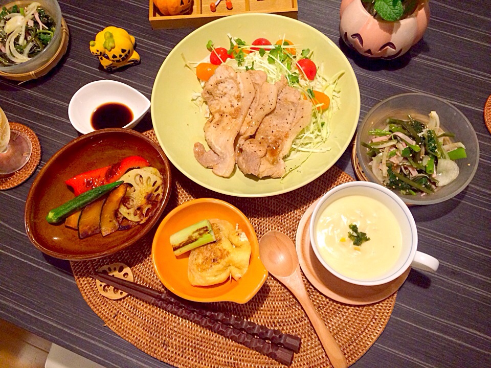 今夜は豚の生姜焼き 納豆きんちゃく焼き 焼き野菜バルサミコ酢かけ 空芯菜とロースハムナンプラーエスニックサラダ 豆乳コーンスープです かれん Snapdish スナップディッシュ Id 0xmcya