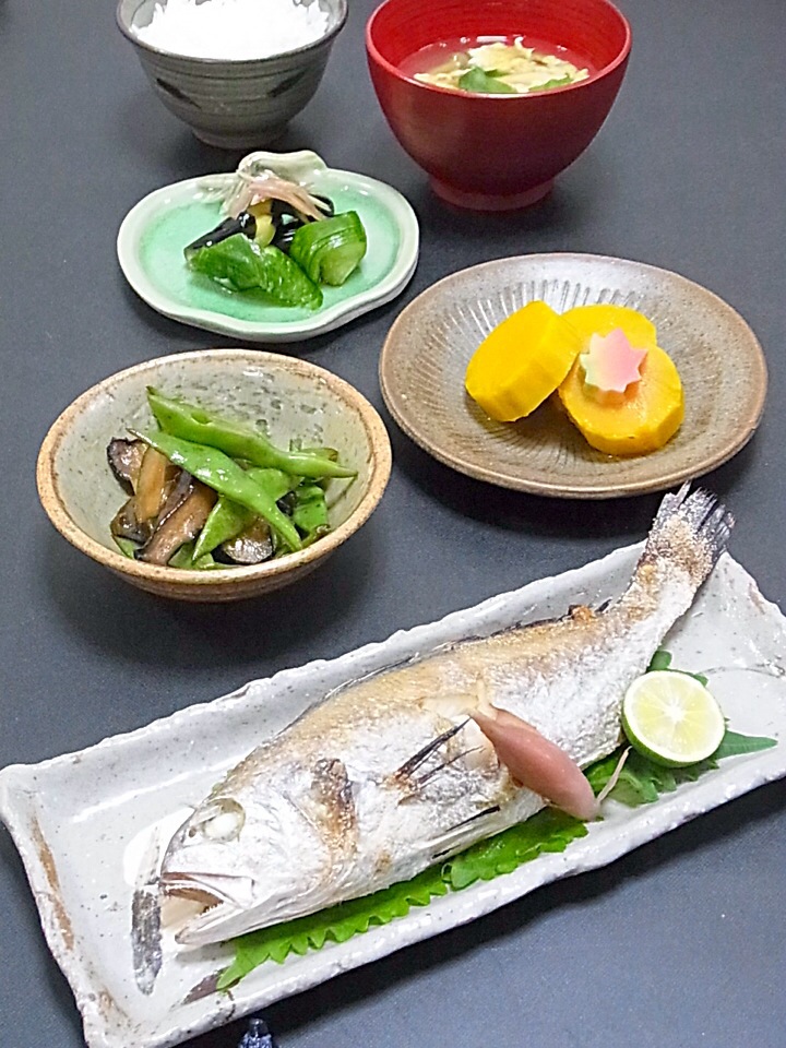 今晩は イシモチ塩焼き 茗荷 スダチ めちゃうまかぼちゃの煮付け 紅葉麩 茄子とモロッコいんげんの炒め煮 茄子と胡瓜の浅漬け 茸とワカメのかき玉汁 ご飯 新調した砥石で研いだ包丁で お造りを引きたいところですが 今日はイシモチ君を塩焼きにしましたグーグー言うから