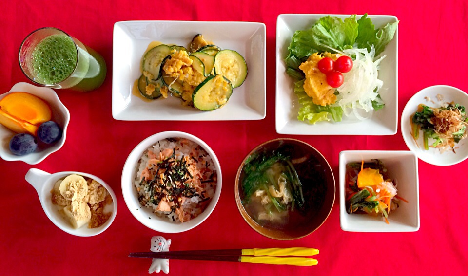 朝ごはんは勝負飯 O ズッキーニの卵とじ かぼちゃサラダオニオンスライス 柿生酢大根菜入り 大根菜のお浸し三升漬けのっけ 鮭フレークごはん 揚げと大根菜の味噌汁 きな粉バナナヨーグルト フルーツ 青汁 はみちゃん Snapdish スナップディッシュ Id Bwl5xa