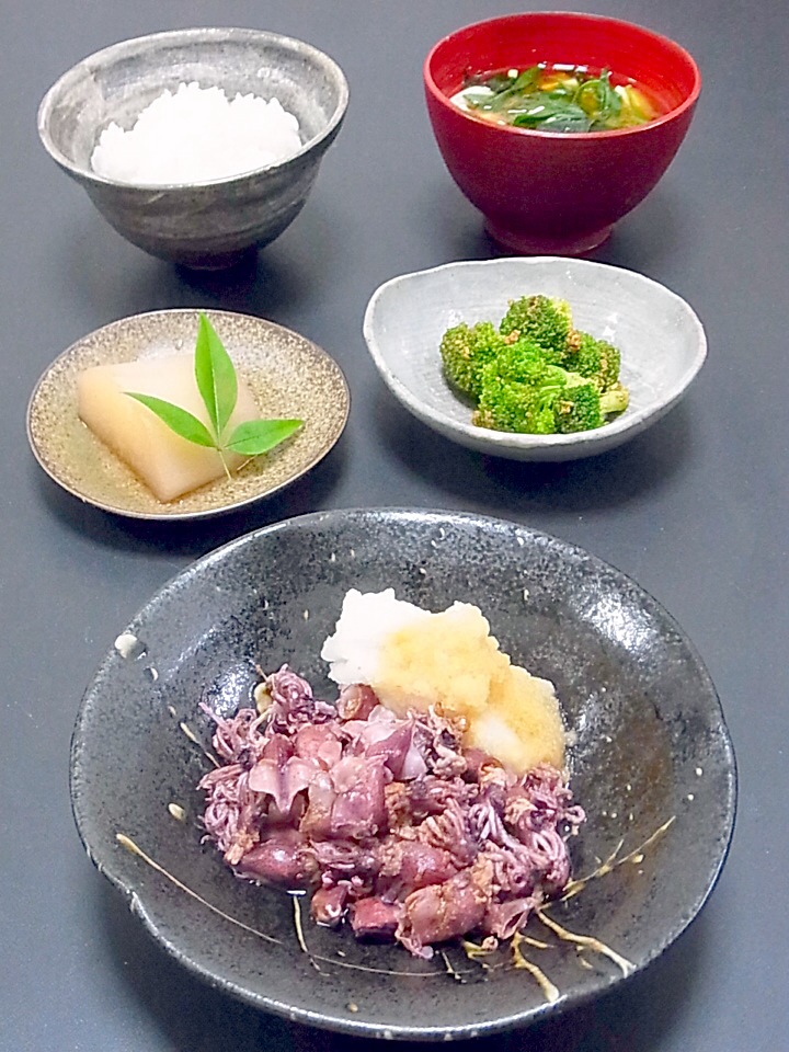 今晩は 茹でホタルイカ 大根煮 ブロッコリーの胡麻和え 豆腐とワカメの味噌汁 ご飯今日はお昼がヘビー級だったので あっさりと いつものことかしらなかなか見かけない 生のホタルイカに出会ったので 茹でて頂きましたボイルで売っているものの数倍美味しい小さいもので湯