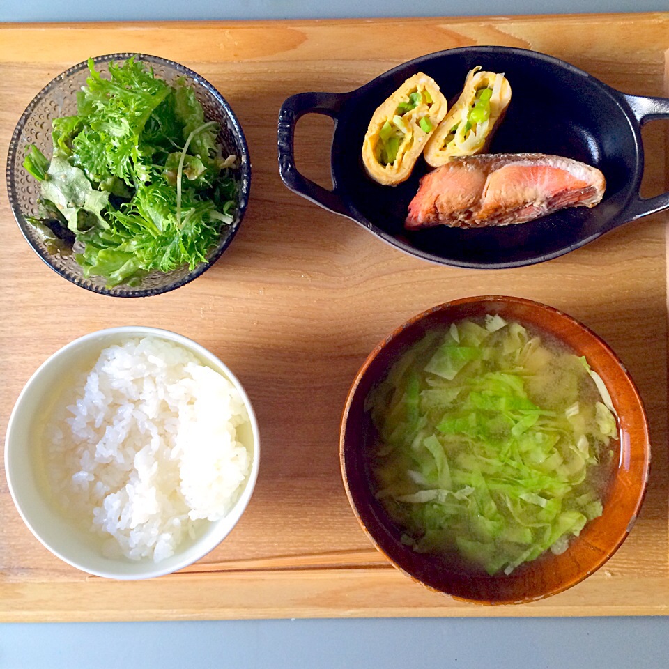 朝ごはん 鮭 ネギ入りたまご焼き キャベツのお味噌汁 水菜 わさび菜 サニーレタスのゴマだれ和え 白ごはん Yukko7740 Snapdish スナップディッシュ Id V14jaa