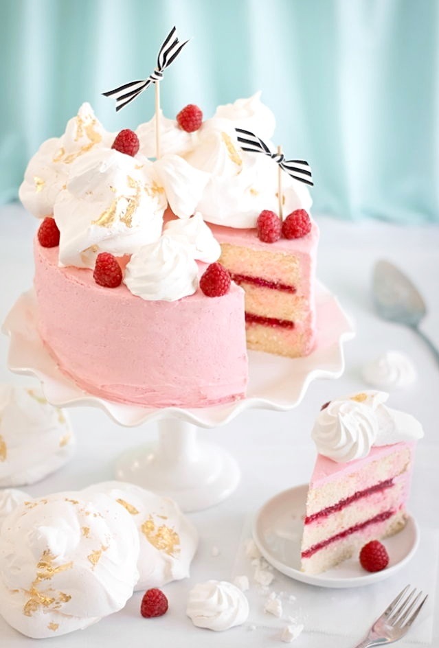 White chocolate and Raspberry  fondant cake 🎂