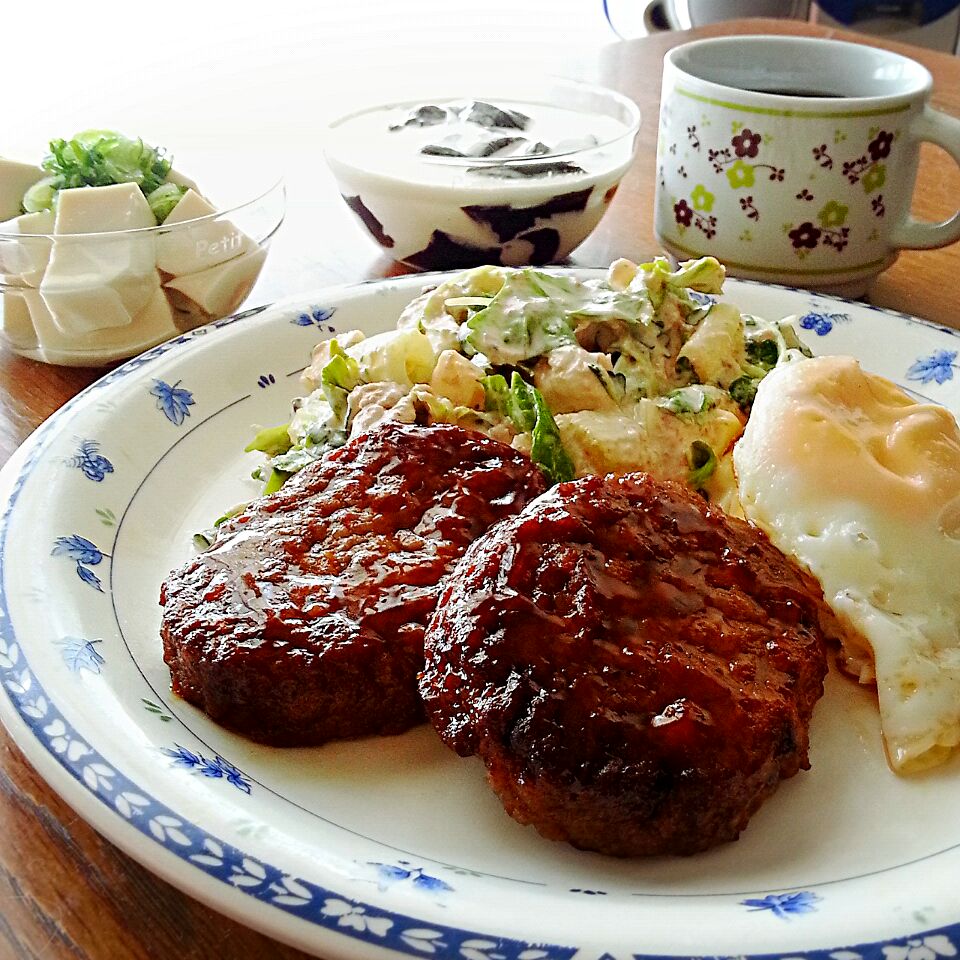 ある日の低糖質なお昼ご飯セブンイレブンのハンバーグで簡単定食鯖サラダ 鯖水煮缶 セロリ レタス 胡瓜 人参 マヨネーズセブンイレブンのハンバーグ 目玉焼き 冷奴 サイリウムで珈琲ゼリー生クリームかけ鯖サラダは適当に切って和えるだけ サイリウムの珈琲ゼリーは生