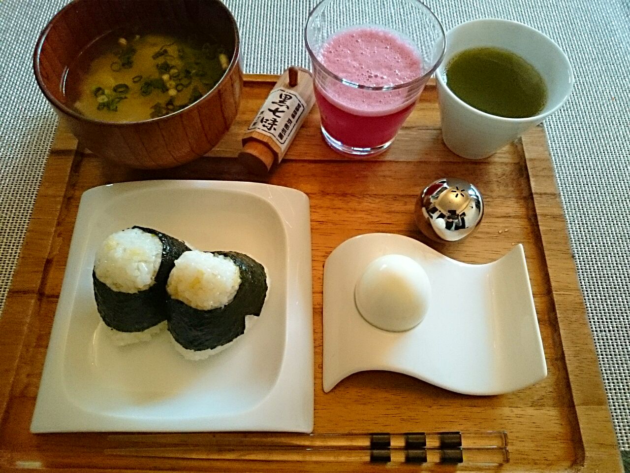 質素な朝ご飯たぬきおにぎりゆで卵お味噌汁ベリースムージー Yoko Snapdish スナップディッシュ Id F9kwba