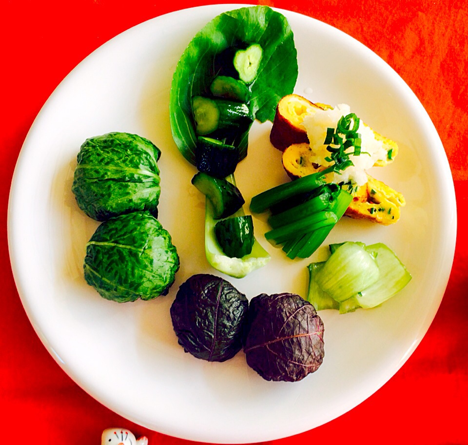 ワンプレートの朝ご飯^_^野畑の野菜達^_^💓一口おにぎり、青梗菜の葉と赤紫蘇の漬け物を包みました。塩分3%^_^💓✌️