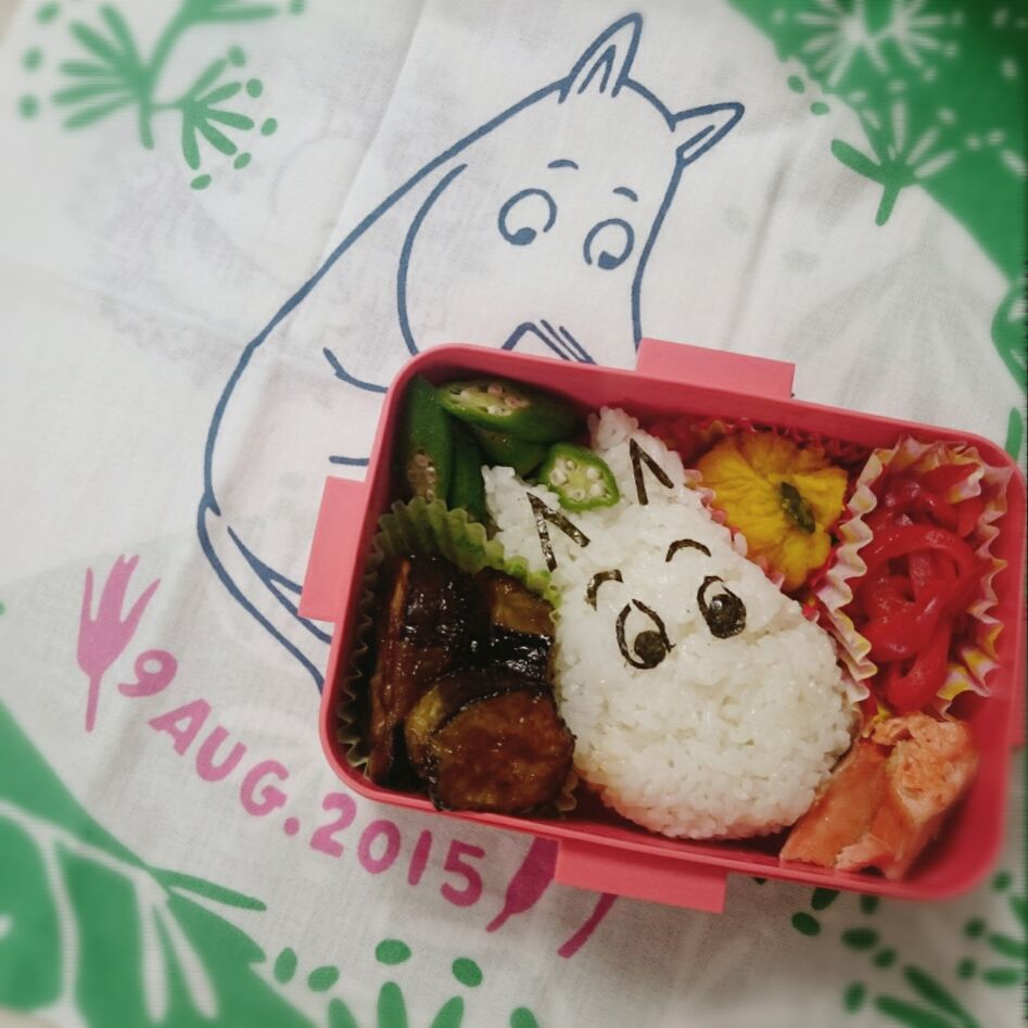 8 9ムーミンの日弁当 ムーミンごはん 鮭の塩焼き 茄子の照り焼き かぼちゃの茶巾絞り パプリカの甘酢和え めんつゆオクラ さっちん Snapdish スナップディッシュ Id Fjvjja