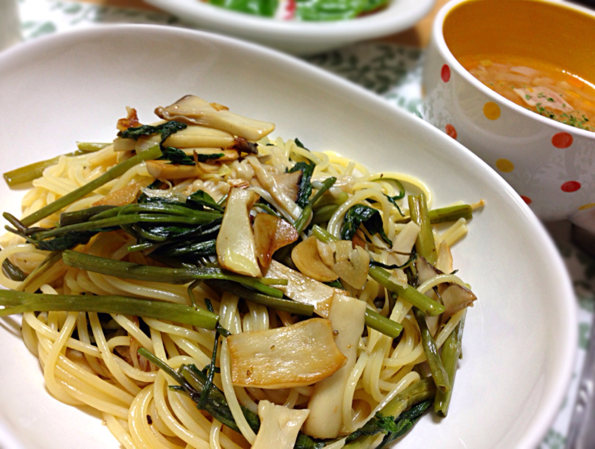 空芯菜ときのこのペペロンチーノ と 野菜スープ