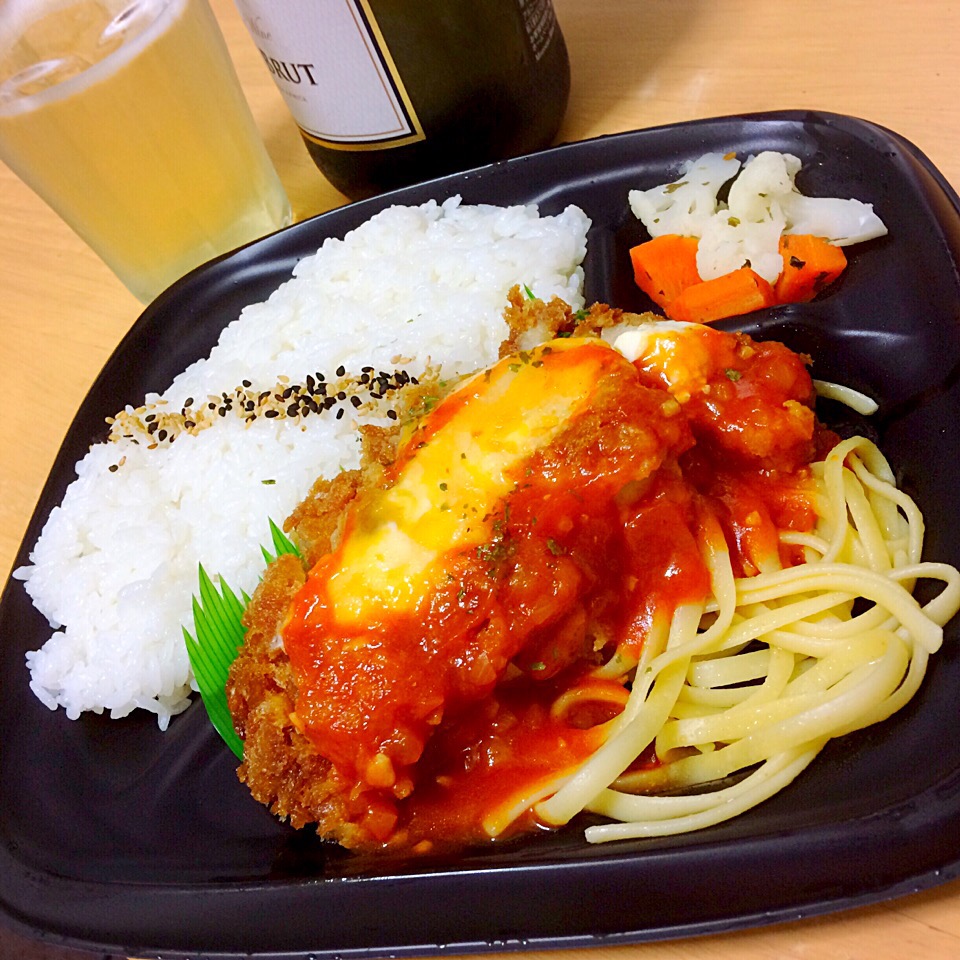 コンビニのイタリアンチキン弁当とスパークリングワイン 金曜日の晩御飯 疲れた日は たまにはコンビニ弁当もいいよね たまこっこ Snapdish スナップディッシュ Id 405gda