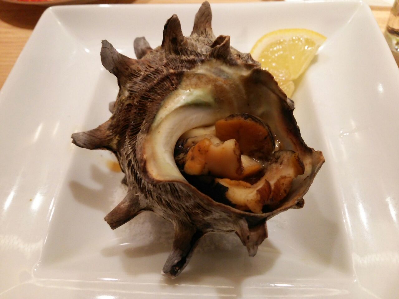 さざえの磯焼きこの店では磯焼きですつぼ焼きと磯焼きの違いが分かりませんけどwww Kamekame Snapdish スナップディッシュ Id X8nwba