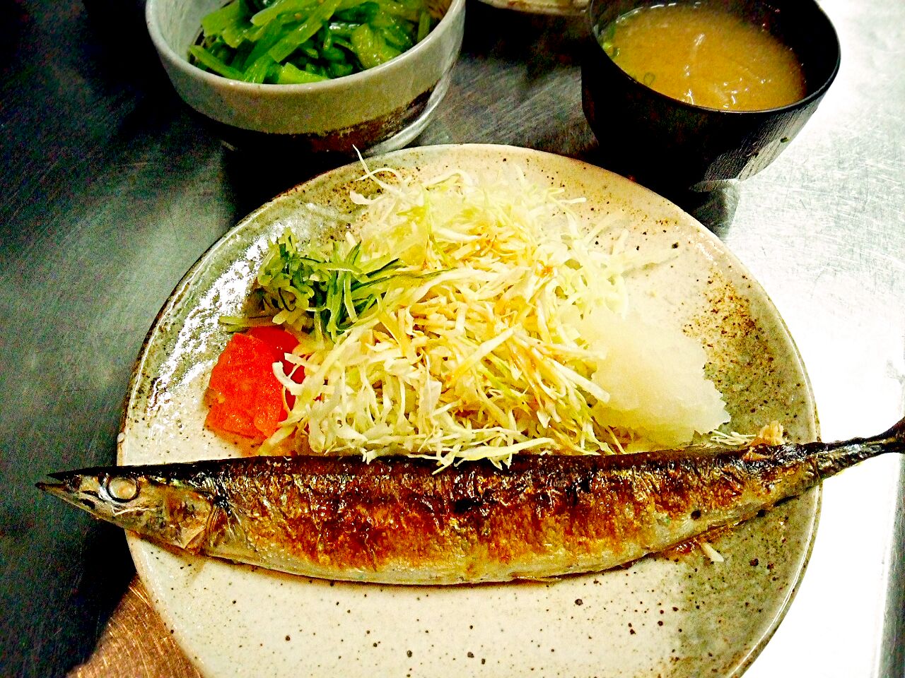 秋刀魚塩焼き 奥にちらりとあるのは小松菜のお浸し いちどぅし Snapdish スナップディッシュ Id Ft1r9a