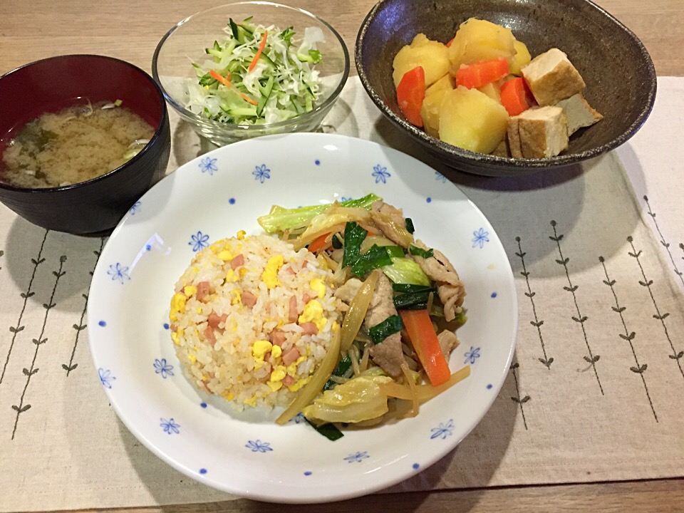 肉野菜炒めと炒飯のワンプレート 厚揚げとジャガイモ煮物 サラダ 舞茸モヤシわかめ味噌汁 まーまま Snapdish スナップディッシュ Id Thtcua