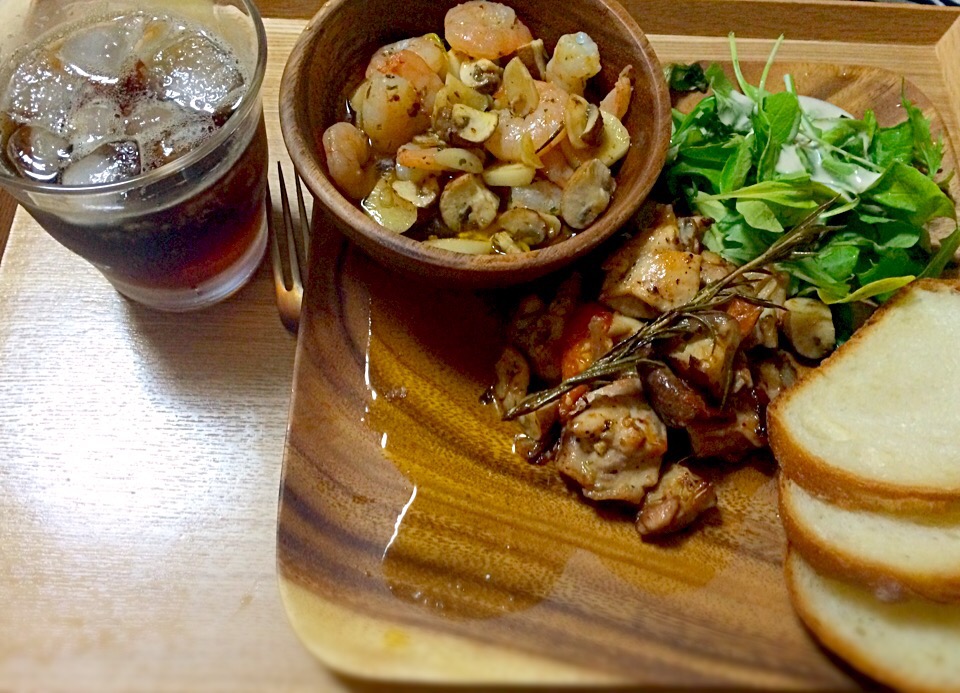 チキンのオリーブオイル煮込みと 海老のアヒージョ  Boiled olive oil chicken and shrimp ahijo