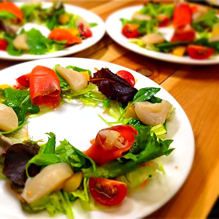 3 000コース料理 北海道産ホタテ貝柱のマリネとスモークサーモンのリースサラダ/22_n_mind