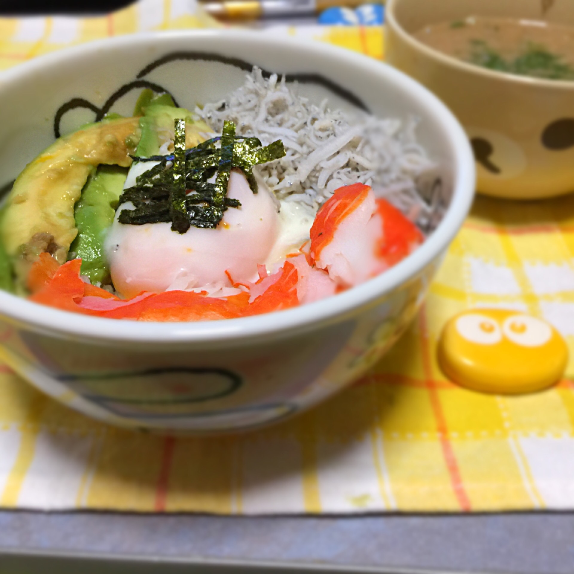 アボカド カニカマ しらす 半熟卵をご飯にのせた丼わさび醤油で 簡単だけど美味しすぎてビックリ きいこ Snapdish スナップディッシュ Id Dt185a