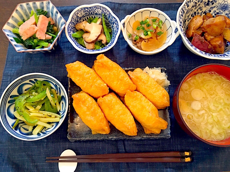 いなり寿司 市販ピーマンとジャガイモの塩きんぴら ほうれん草とスパムと豆の炒め物 椎茸と絹さやの炒め物 カブと豚肉の甘辛炒め サツマイモとチキンのガリバター Nakata Snapdish スナップディッシュ Id Hphqxa