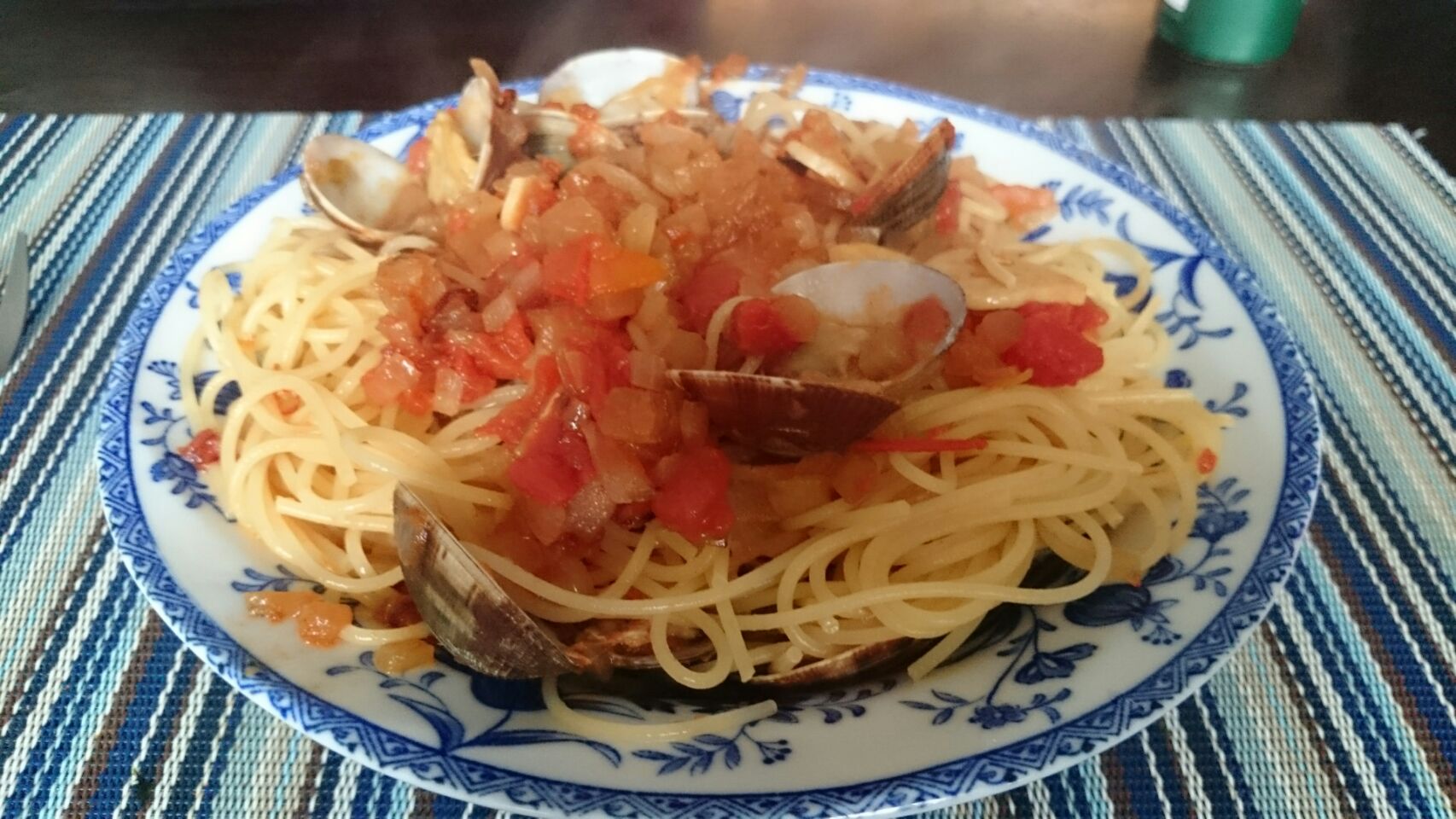 トマトと玉ねぎタップリのボンゴレロッソ。
アサリが殻の割りに小さそうだったので野菜味メインに。