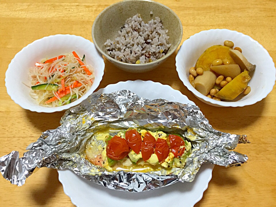 お肌に良い晩御飯 サケのホイル焼きonアボカドトマトマヨネーズサツマイモのうま煮 春雨サラダ Miyo Snapdish スナップディッシュ Id Hw9oya