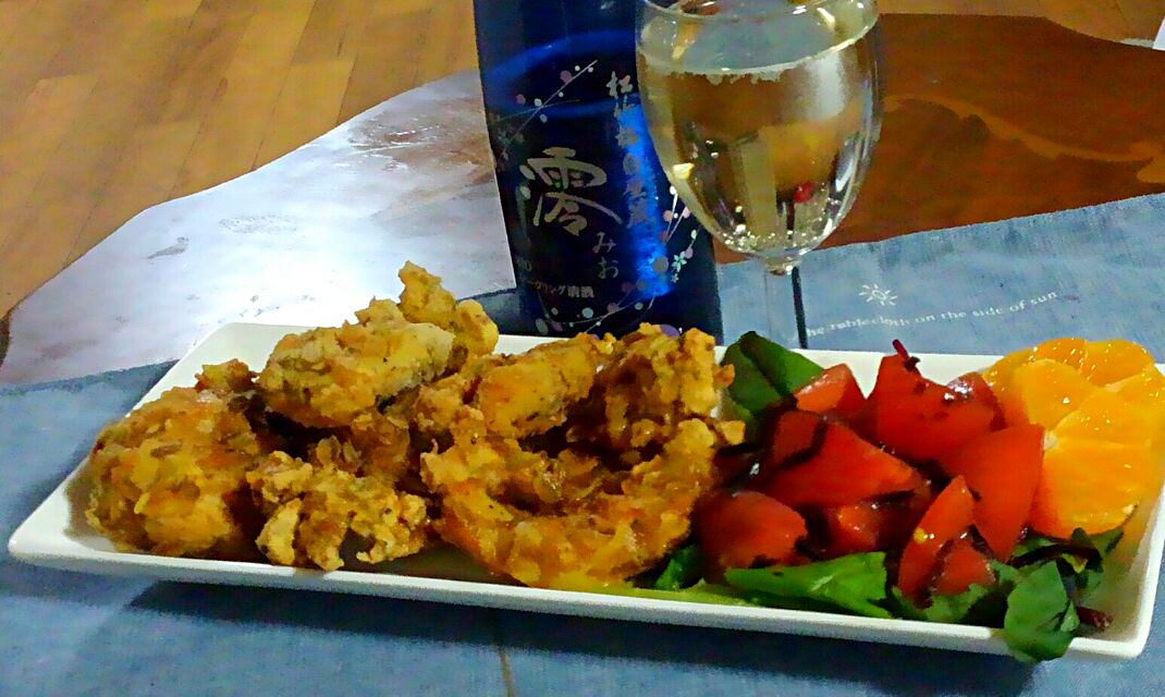 中川シェフもご愛用のオレンジオイルで ケンタッキー風フライドチキン と 中川シェフのいつものトマトサラダ オレンジオイルまだ使ってないのと言ったら ケンタッキーフライドチキンにオレンジオイルをかけるとアメリカ料理から突然イタリア料理に早変わりですよ と教えて