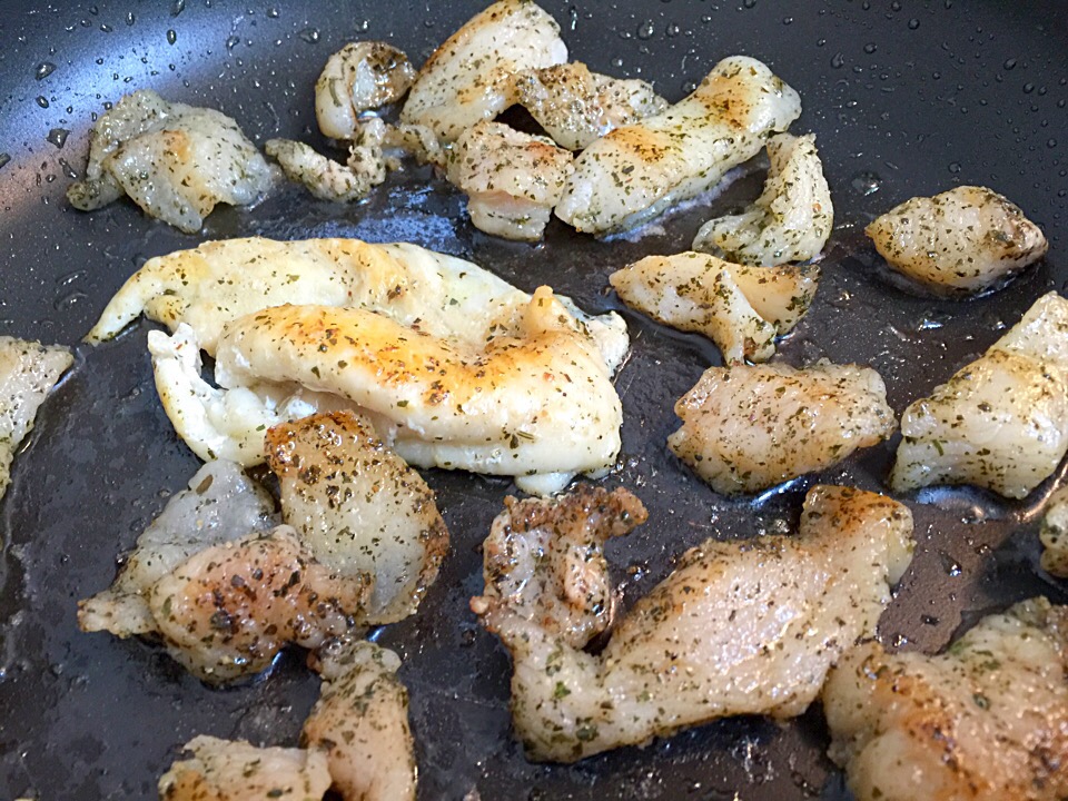 保存食のハーブ塩漬け豚脂と茹で鶏の皮をさっと焼き目をつけて Hiroo Higuchi Snapdish スナップディッシュ Id Kvlrua