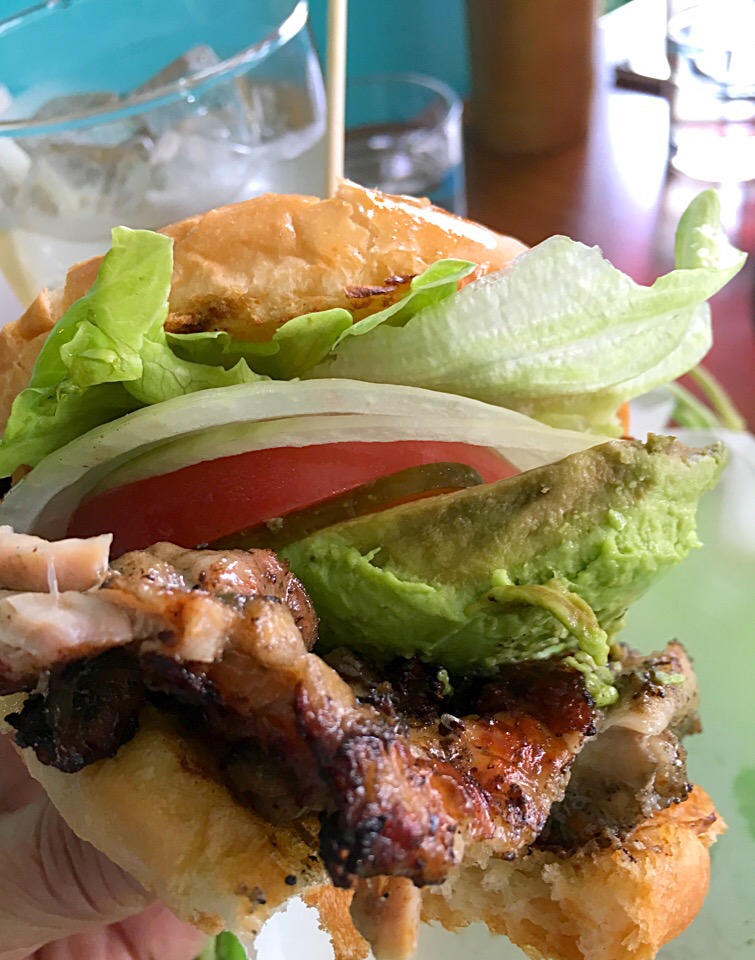 沖縄 沖縄市前投稿の バンブーカフェ のジャークチキンアボカドバーガーjerkchicken And Avocado Burger Atbamboo Cafe Okinawa Cityokinawa Yoriko Snapdish スナップディッシュ Id Efmaea