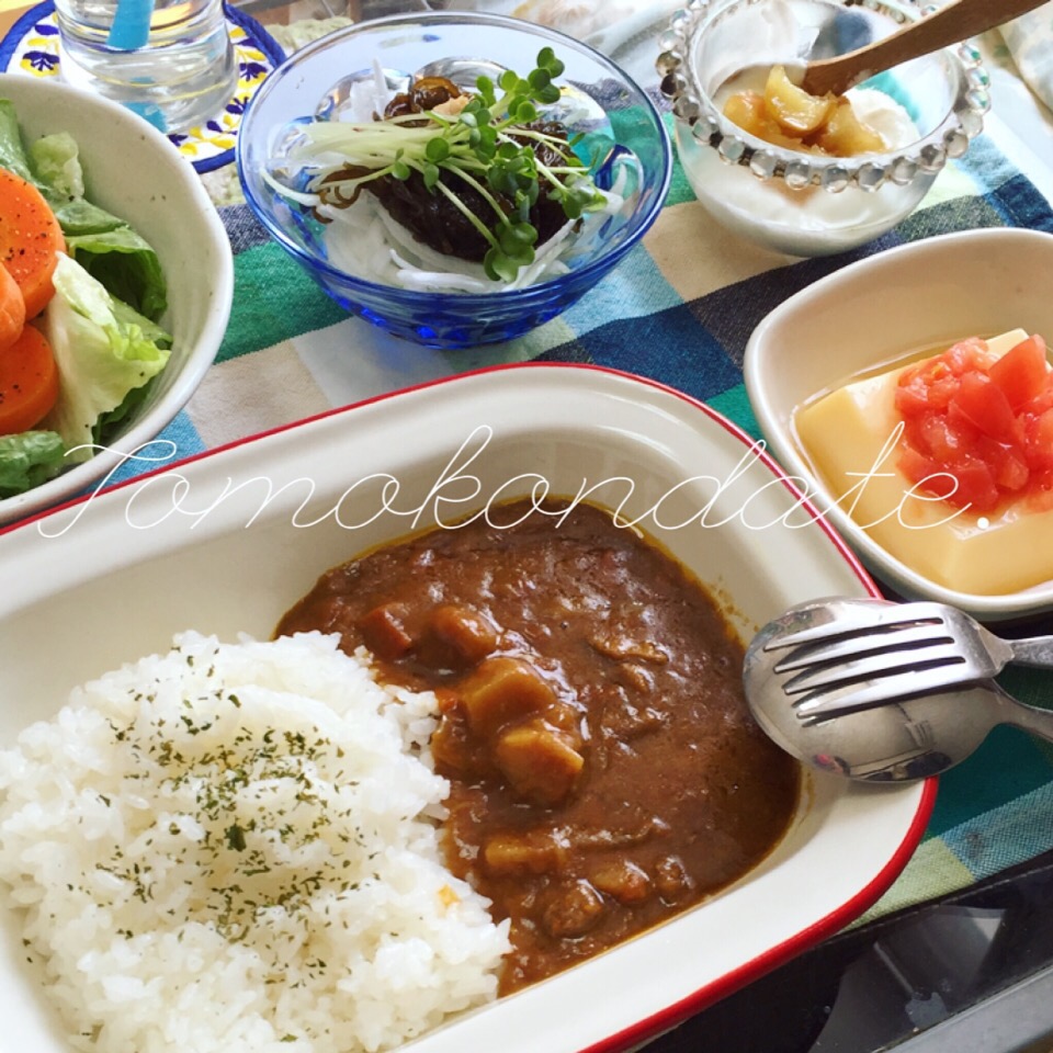 レトルト 横須賀海軍カレー トマトのっけ玉子豆腐 沖縄もずくと新玉ねぎ サラダ 林檎と生姜のジャムのっけヨーグルト ともこちゃん Snapdish スナップディッシュ Id Lureda